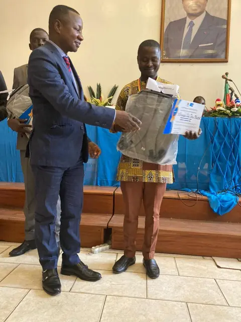 Le représentant de l'UNESCO remet les prix