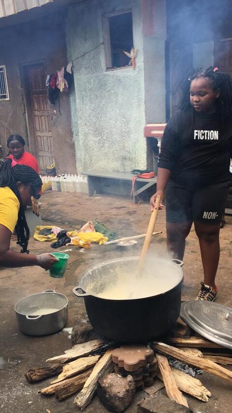 Une apprenante tourne le couscous